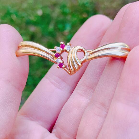 Vintage Heart Ribbon Pin JC Signed Mid Century Gold Filled Bar Brooch Red Ruby - Picture 2 of 12